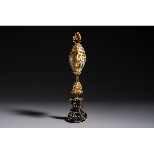 265 - A Chinese parcel-gilt cloisonné and bronze 'Conch Shell' Buddhist emblem, 18/19th C.H.: 24 cm
Weight... 