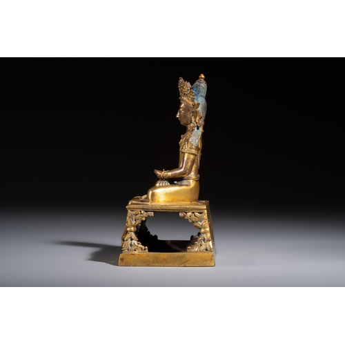 267 - A Sino-Tibetan gilt-bronze figure of Buddha Amitayus, inscribed, QianlongH.: 18,3 cm 
Weight: 1410 g... 