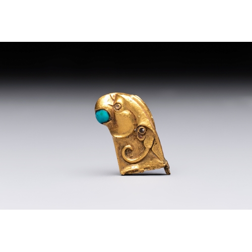 268 - A rare Chinese turquoise- and glass-inlaid gold fitting in the form of a parrot, HanDim.: 2,2 x 1,3 ... 