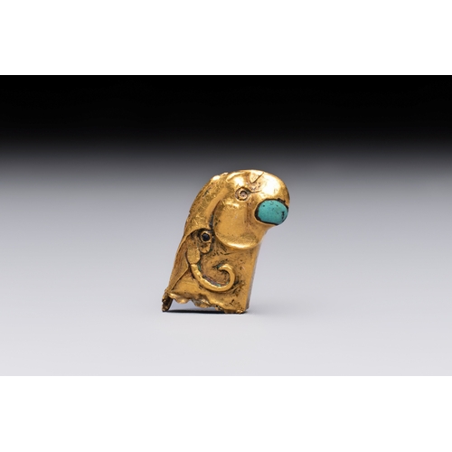 268 - A rare Chinese turquoise- and glass-inlaid gold fitting in the form of a parrot, HanDim.: 2,2 x 1,3 ... 