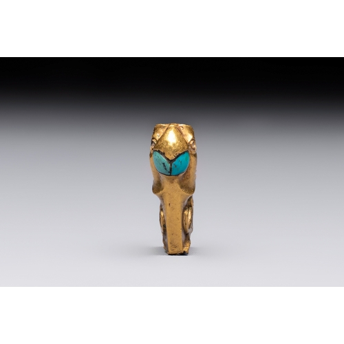 268 - A rare Chinese turquoise- and glass-inlaid gold fitting in the form of a parrot, HanDim.: 2,2 x 1,3 ... 
