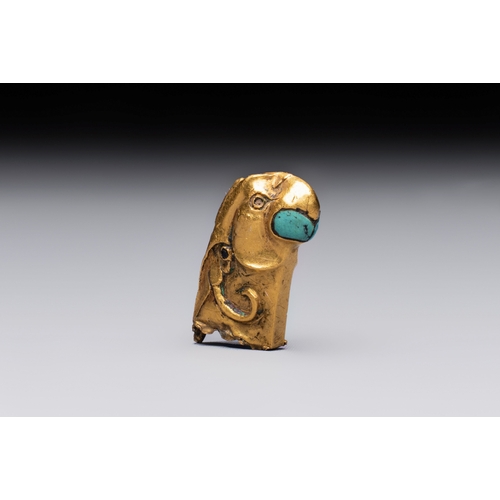 268 - A rare Chinese turquoise- and glass-inlaid gold fitting in the form of a parrot, HanDim.: 2,2 x 1,3 ... 