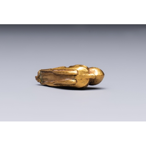 268 - A rare Chinese turquoise- and glass-inlaid gold fitting in the form of a parrot, HanDim.: 2,2 x 1,3 ... 