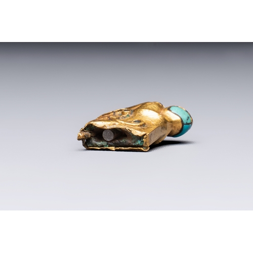 268 - A rare Chinese turquoise- and glass-inlaid gold fitting in the form of a parrot, HanDim.: 2,2 x 1,3 ... 