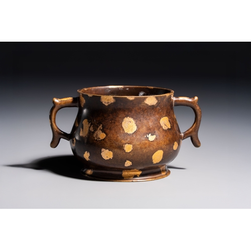 270 - A Chinese gold-splashed bronze censer with two handles, Xuande mark, 18th C.L.: 10,7 cm - H.: 5,9 cm... 