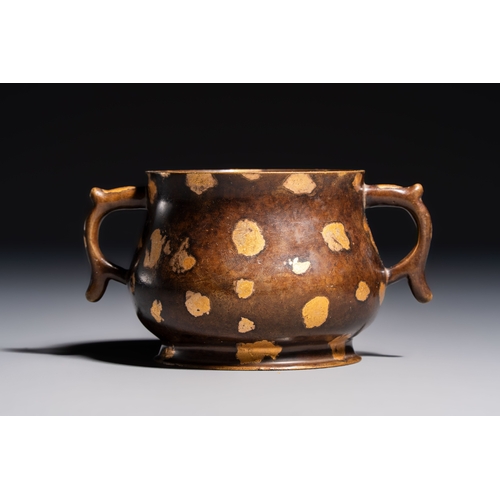270 - A Chinese gold-splashed bronze censer with two handles, Xuande mark, 18th C.L.: 10,7 cm - H.: 5,9 cm... 