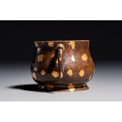 270 - A Chinese gold-splashed bronze censer with two handles, Xuande mark, 18th C.L.: 10,7 cm - H.: 5,9 cm... 
