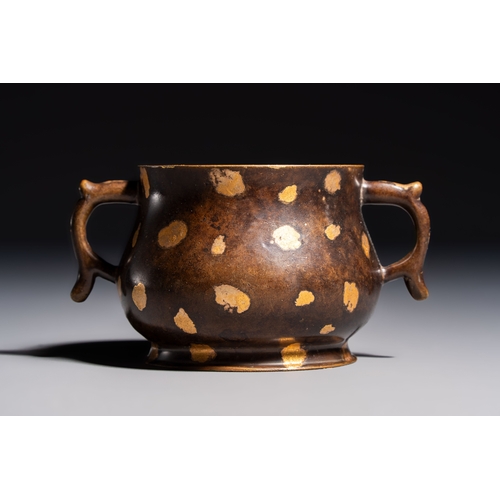 270 - A Chinese gold-splashed bronze censer with two handles, Xuande mark, 18th C.L.: 10,7 cm - H.: 5,9 cm... 