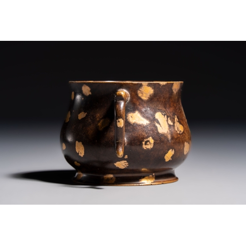 270 - A Chinese gold-splashed bronze censer with two handles, Xuande mark, 18th C.L.: 10,7 cm - H.: 5,9 cm... 