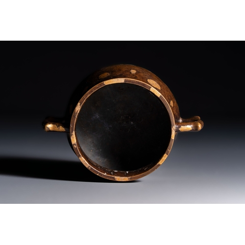 270 - A Chinese gold-splashed bronze censer with two handles, Xuande mark, 18th C.L.: 10,7 cm - H.: 5,9 cm... 
