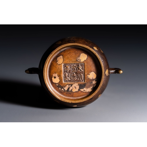 270 - A Chinese gold-splashed bronze censer with two handles, Xuande mark, 18th C.L.: 10,7 cm - H.: 5,9 cm... 