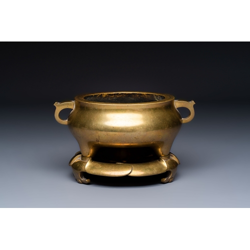 272 - A fine Chinese bronze tripod censer and stand, Xuande mark, 17/18th C.L.: 20 cm - H.: 11,7 cm (incl.... 