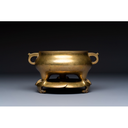 272 - A fine Chinese bronze tripod censer and stand, Xuande mark, 17/18th C.L.: 20 cm - H.: 11,7 cm (incl.... 