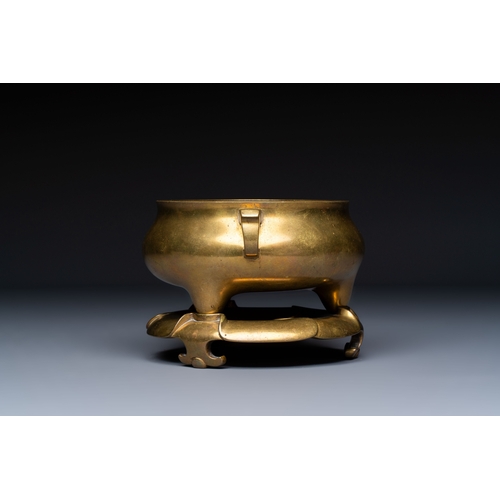 272 - A fine Chinese bronze tripod censer and stand, Xuande mark, 17/18th C.L.: 20 cm - H.: 11,7 cm (incl.... 
