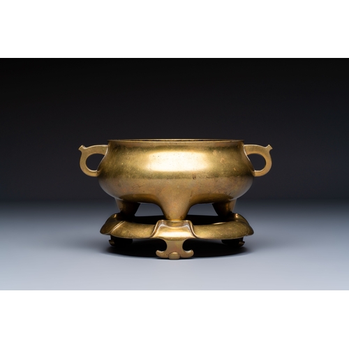 272 - A fine Chinese bronze tripod censer and stand, Xuande mark, 17/18th C.L.: 20 cm - H.: 11,7 cm (incl.... 