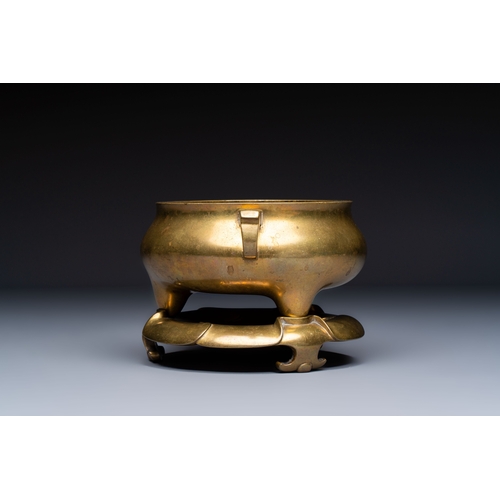 272 - A fine Chinese bronze tripod censer and stand, Xuande mark, 17/18th C.L.: 20 cm - H.: 11,7 cm (incl.... 
