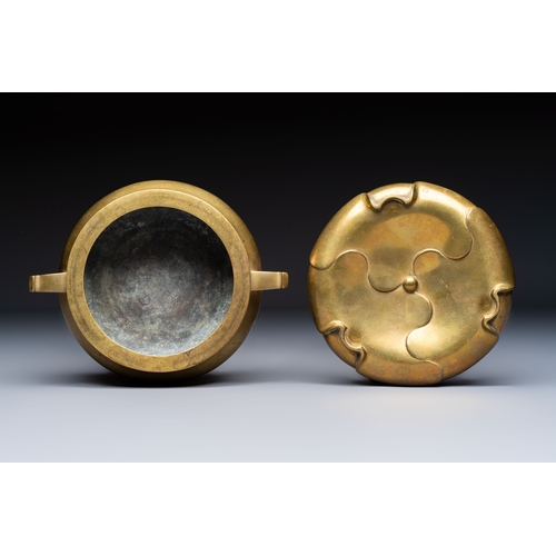 272 - A fine Chinese bronze tripod censer and stand, Xuande mark, 17/18th C.L.: 20 cm - H.: 11,7 cm (incl.... 