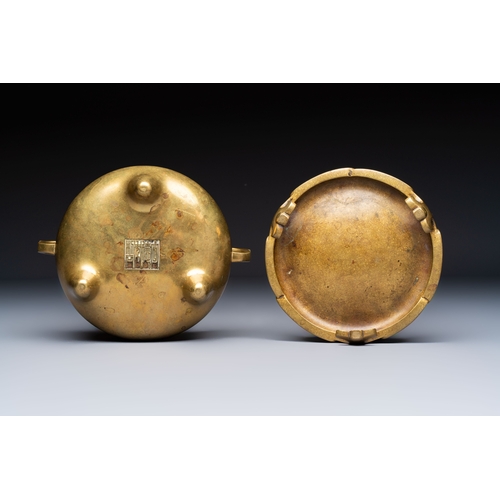 272 - A fine Chinese bronze tripod censer and stand, Xuande mark, 17/18th C.L.: 20 cm - H.: 11,7 cm (incl.... 