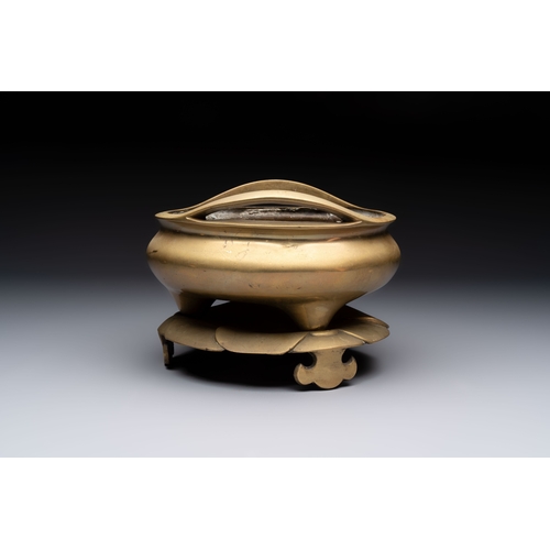 273 - A large Chinese bronze tripod censer and stand, Wu Chen Mi Sheng Tang mark, dated 1868L.: 23,5 cm - ... 