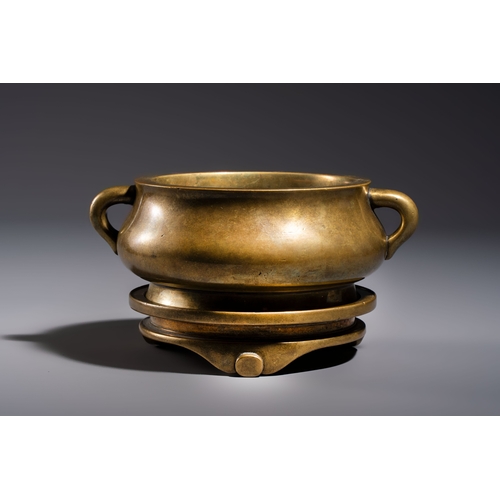 274 - A fine Chinese bronze censer with loop handles and stand, Xuande mark, 18th C.L.: 21,5 cm - H.: 11,7... 