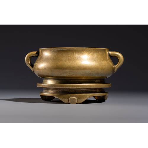 274 - A fine Chinese bronze censer with loop handles and stand, Xuande mark, 18th C.L.: 21,5 cm - H.: 11,7... 