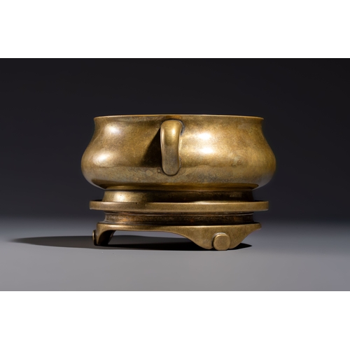 274 - A fine Chinese bronze censer with loop handles and stand, Xuande mark, 18th C.L.: 21,5 cm - H.: 11,7... 