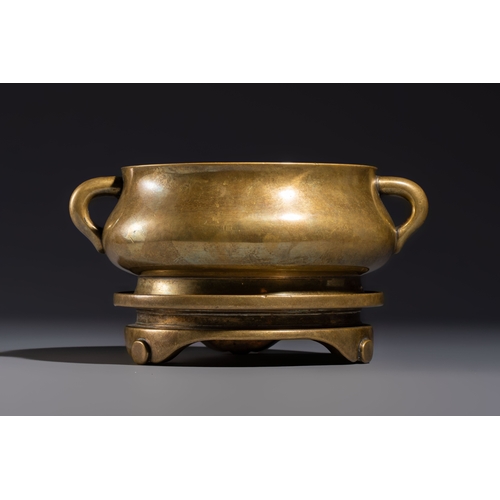 274 - A fine Chinese bronze censer with loop handles and stand, Xuande mark, 18th C.L.: 21,5 cm - H.: 11,7... 