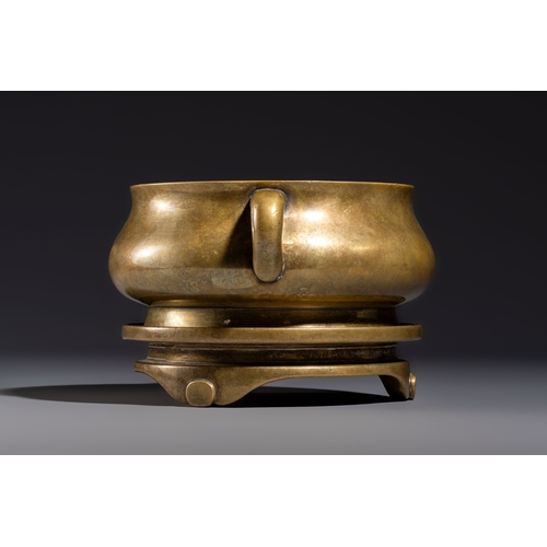 274 - A fine Chinese bronze censer with loop handles and stand, Xuande mark, 18th C.L.: 21,5 cm - H.: 11,7... 