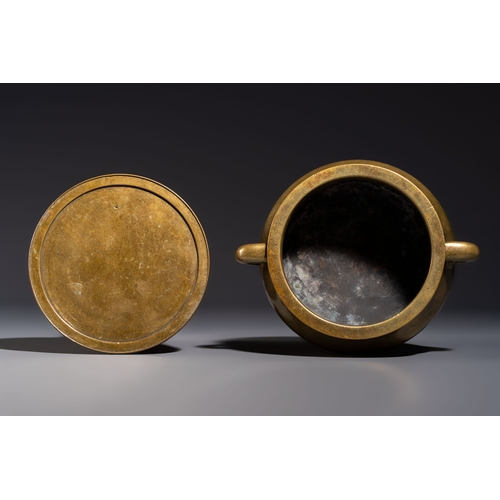 274 - A fine Chinese bronze censer with loop handles and stand, Xuande mark, 18th C.L.: 21,5 cm - H.: 11,7... 