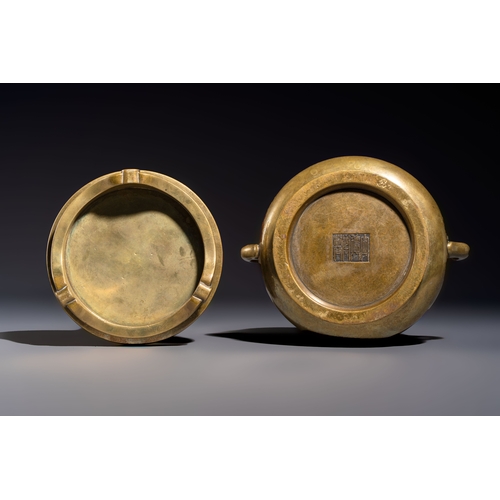 274 - A fine Chinese bronze censer with loop handles and stand, Xuande mark, 18th C.L.: 21,5 cm - H.: 11,7... 