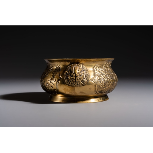 275 - A Chinese bronze 'Journey to the West' censer, Xuande mark, 19th C.Dia.: 14 cm - H.: 8,3 cmWeight: 1... 