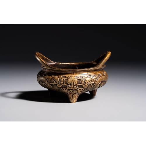 276 - A Chinese bronze tripod 'Dragon' censer with two handles, Xuande mark, 19th C.L.: 11,6 cm - H.: 7 cm... 