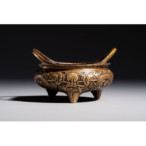 276 - A Chinese bronze tripod 'Dragon' censer with two handles, Xuande mark, 19th C.L.: 11,6 cm - H.: 7 cm... 
