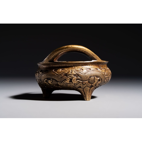 276 - A Chinese bronze tripod 'Dragon' censer with two handles, Xuande mark, 19th C.L.: 11,6 cm - H.: 7 cm... 