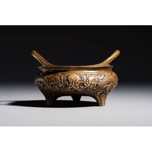 276 - A Chinese bronze tripod 'Dragon' censer with two handles, Xuande mark, 19th C.L.: 11,6 cm - H.: 7 cm... 