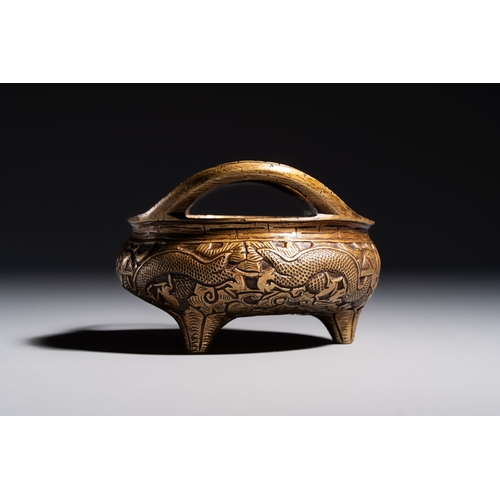 276 - A Chinese bronze tripod 'Dragon' censer with two handles, Xuande mark, 19th C.L.: 11,6 cm - H.: 7 cm... 