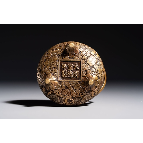 276 - A Chinese bronze tripod 'Dragon' censer with two handles, Xuande mark, 19th C.L.: 11,6 cm - H.: 7 cm... 