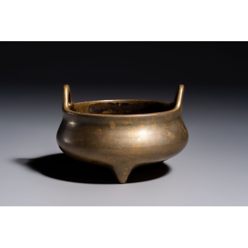 277 - A Chinese bronze two-handled tripod censer, Xuande mark, 19th C.L.: 10,6 cm - H.: 8 cm
Weight: 665 g... 