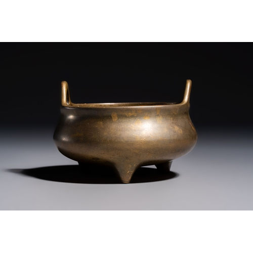 277 - A Chinese bronze two-handled tripod censer, Xuande mark, 19th C.L.: 10,6 cm - H.: 8 cm
Weight: 665 g... 