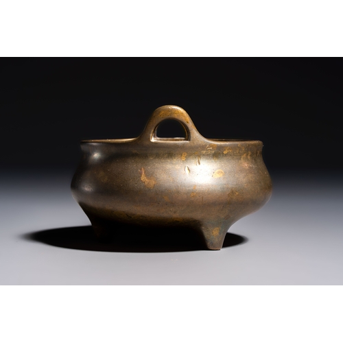 277 - A Chinese bronze two-handled tripod censer, Xuande mark, 19th C.L.: 10,6 cm - H.: 8 cm
Weight: 665 g... 