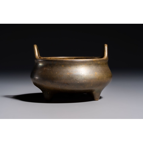 277 - A Chinese bronze two-handled tripod censer, Xuande mark, 19th C.L.: 10,6 cm - H.: 8 cm
Weight: 665 g... 