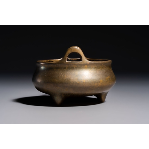 277 - A Chinese bronze two-handled tripod censer, Xuande mark, 19th C.L.: 10,6 cm - H.: 8 cm
Weight: 665 g... 