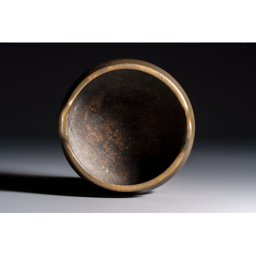 277 - A Chinese bronze two-handled tripod censer, Xuande mark, 19th C.L.: 10,6 cm - H.: 8 cm
Weight: 665 g... 