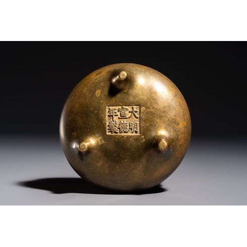 277 - A Chinese bronze two-handled tripod censer, Xuande mark, 19th C.L.: 10,6 cm - H.: 8 cm
Weight: 665 g... 