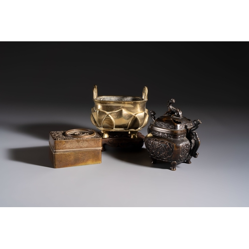 278 - Two Chinese bronze censers and an oil lamp, Xuande and Jin Chun Yuan mark, 19/20th C.H.: 15,5 cm (th... 