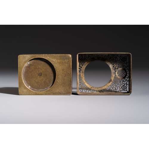 278 - Two Chinese bronze censers and an oil lamp, Xuande and Jin Chun Yuan mark, 19/20th C.H.: 15,5 cm (th... 