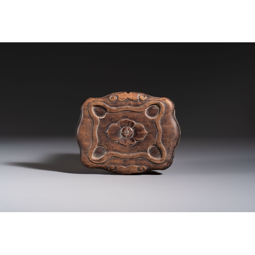 278 - Two Chinese bronze censers and an oil lamp, Xuande and Jin Chun Yuan mark, 19/20th C.H.: 15,5 cm (th... 