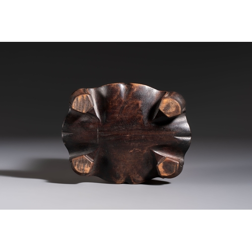 278 - Two Chinese bronze censers and an oil lamp, Xuande and Jin Chun Yuan mark, 19/20th C.H.: 15,5 cm (th... 