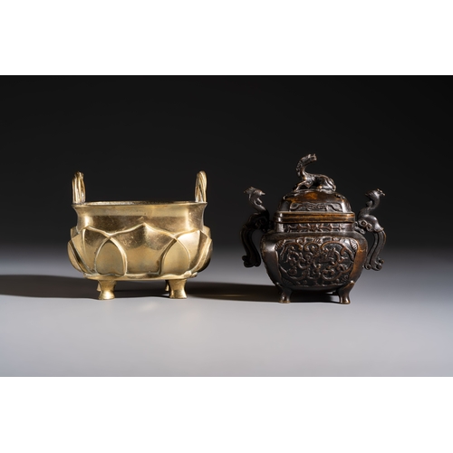278 - Two Chinese bronze censers and an oil lamp, Xuande and Jin Chun Yuan mark, 19/20th C.H.: 15,5 cm (th... 