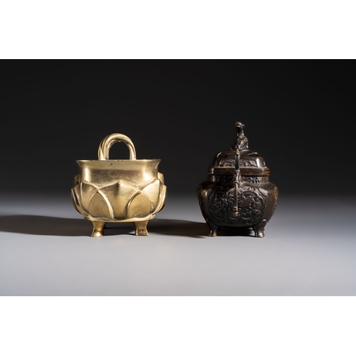 278 - Two Chinese bronze censers and an oil lamp, Xuande and Jin Chun Yuan mark, 19/20th C.H.: 15,5 cm (th... 